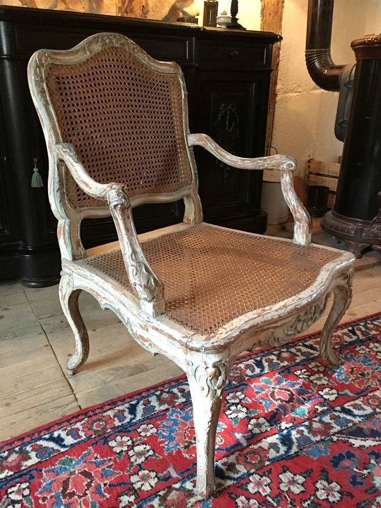 Fauteuil de style Louis XV laqué gris et fond de canne XIXe les